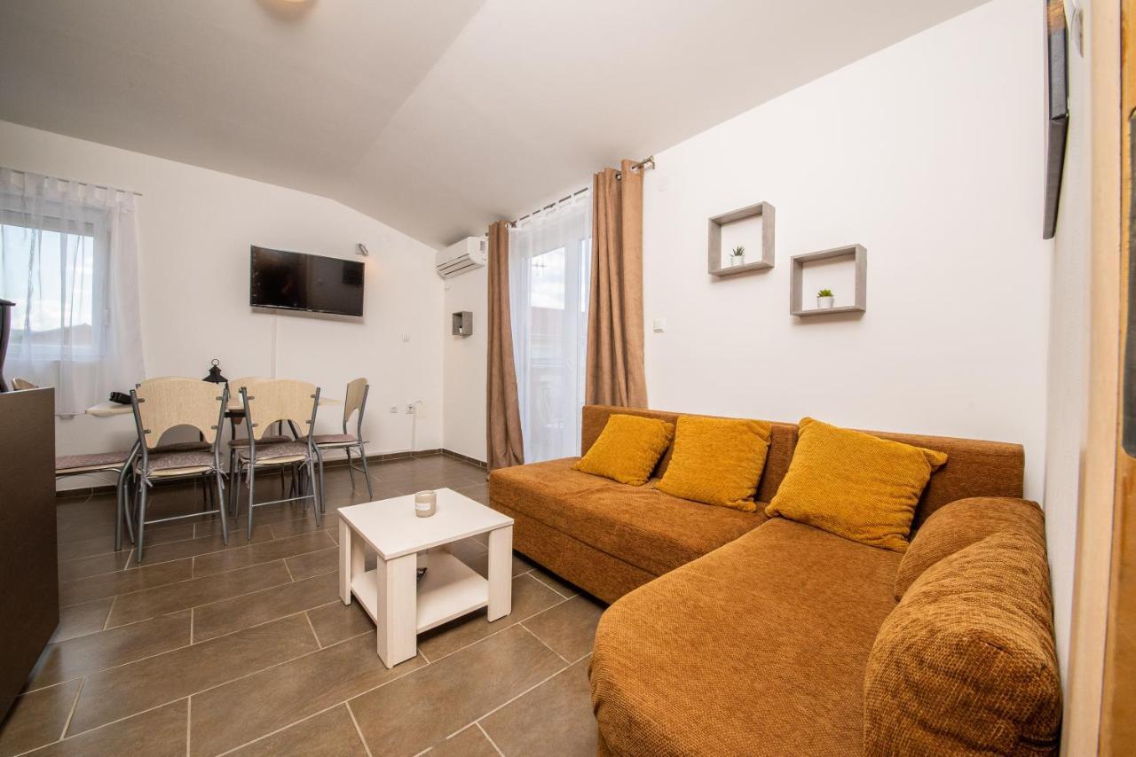Apartmani Manita Paklenica 塞利讷 外观 照片
