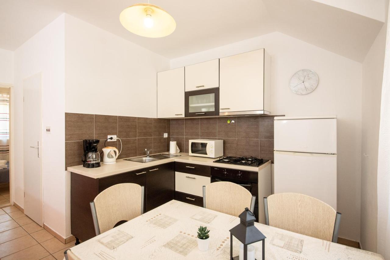 Apartmani Manita Paklenica 塞利讷 外观 照片